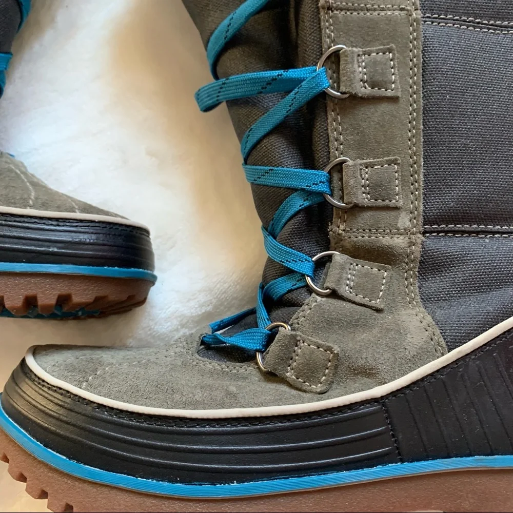 Women's Gray Winter Boots with Teal Laces